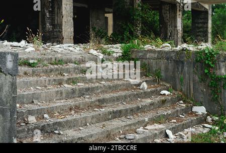 escalier d'entrée de l'hôtel en ruine Banque D'Images