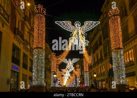 Décembre 2023. Décoration de lumières de Noël, colonnes lumineuses, Calle Larios, Malaga ville, Andalousie, Espagne. Banque D'Images