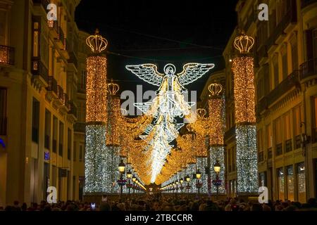 Décembre 2023. Décoration de lumières de Noël, colonnes lumineuses, Calle Larios, Malaga ville, Andalousie, Espagne. Banque D'Images