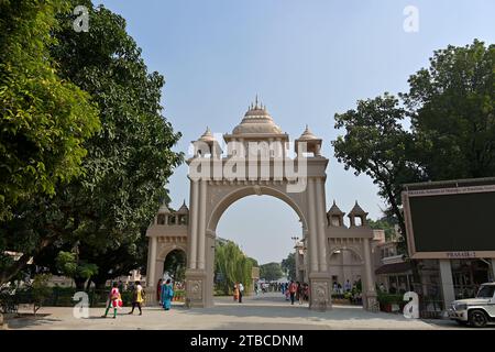 Porte de Belur Math, siège de la Ramakrishna Math & Mission, un site de pèlerinage populaire situé le long des rives ouest de la rivière Hooghly dans le Bengale occidental Banque D'Images