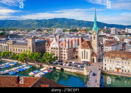 Zurich, Suisse paysage urbain historique sur la rivière Limmat par une belle journée. Banque D'Images