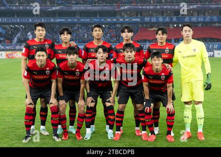 Wuhan, Chine. 6 décembre 2023. Les joueurs de Pohang Steelers posent pour des photos de groupe avant le match de football de la ligue des champions de l'AFC 2023-2024 entre le Wuhan Three Towns FC de Chine et le Pohang Steelers de Corée du Sud au Wuhan Sports Center Stadium à Wuhan, dans la province du Hubei en Chine centrale, le 6 décembre 2023. Crédit : Xinhua/Alamy Live News Banque D'Images