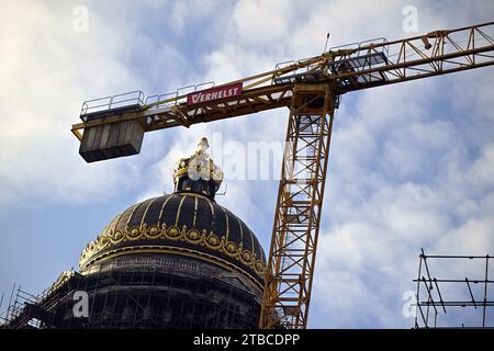 Bruxelles, Belgique. 06 décembre 2023. Une grue à tour se dresse au Palais de Justice - Justitiepaleis - Palais de Justice dans le centre-ville de Bruxelles le mercredi 06 décembre 2023. BELGA PHOTO ERIC LALMAND crédit : Belga News Agency/Alamy Live News Banque D'Images