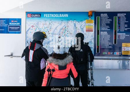 Skieurs regardant le plan des pistes de Gurgl (Obergurgl and Hochgurgl) en haut des remontées mécaniques de Festkoglbahn, Obergurgl, Autriche Banque D'Images