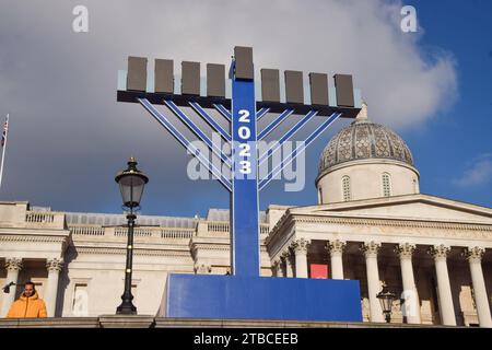 Londres, Royaume-Uni. 6 décembre 2023. La menorah géante de cette année, pour célébrer la fête juive Hanoukka, a été dévoilée à Trafalgar Square. Crédit : Vuk Valcic/Alamy Live News Banque D'Images