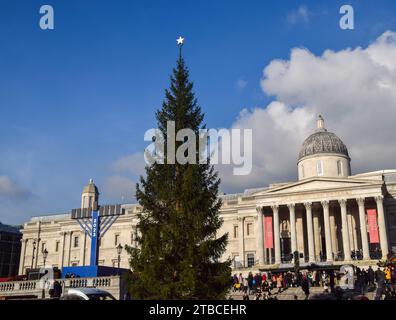 Londres, Royaume-Uni. 6 décembre 2023. La menorah géante de cette année, pour célébrer la fête juive Hanoukka, a été dévoilée à côté du sapin de Noël de Trafalgar Square. Crédit : Vuk Valcic/Alamy Live News Banque D'Images