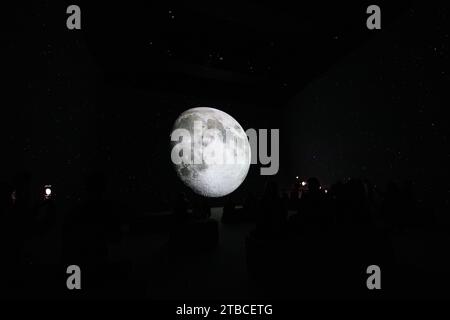 Londres, Royaume-Uni, le 5 décembre 2023, Un nouveau film immersif sortira du 6 décembre 2023 au 21 avril 2024 au Lightroom de Kings Cross. The Moonwalker, narré par Tom Hanks est un spectacle spectaculaire des derniers atterrissages lunaires au début des années 70 de séquences remasterisées., Andrew Lalchan Photography/Alamy Live News Banque D'Images