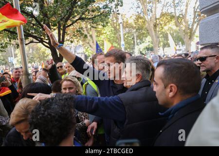 Madrid, Espagne. 18 novembre 2023. Alberto Núñez Feijóo président du parti conservateur PP, prendre part à la manifestation. Les partis de droite et d'extrême droite partisans du Partido Popular, Vox et d'autres organisations se sont rassemblés sur la place Cibeles pour manifester contre le gouvernement du Parti socialiste et l'amnistie des accusés de sédition pour les politiciens du mouvement indépendantiste catalan. (Photo Axel Miranda/SOPA Images/Sipa USA) crédit : SIPA USA/Alamy Live News Banque D'Images