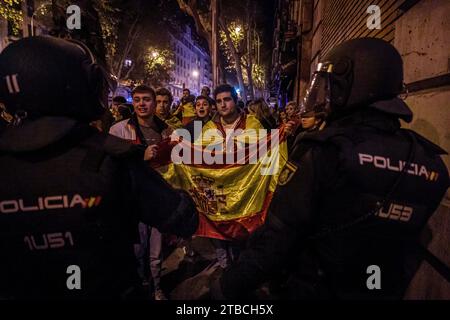 18 novembre 2023, Madrid, Espagne : les manifestants affrontent la police pendant la manifestation. Les partis de droite et d'extrême droite partisans du Partido Popular, Vox et d'autres organisations se sont rassemblés sur la place Cibeles pour manifester contre le gouvernement du Parti socialiste et l'amnistie des accusés de sédition pour les politiciens du mouvement indépendantiste catalan. (Image de crédit : © Axel Miranda/SOPA Images via ZUMA Press Wire) USAGE ÉDITORIAL SEULEMENT! Non destiné à UN USAGE commercial ! Banque D'Images