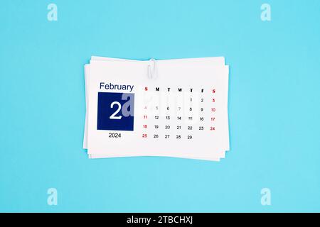 Calendrier de février 2024 page sur fond bleu. Banque D'Images