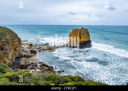 Eagle Rock, une tour calcaire reposant sur des roches volcaniques. Victoria, Australie. Banque D'Images