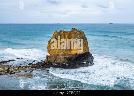 Eagle Rock, une tour calcaire reposant sur des roches volcaniques. Victoria, Australie. Banque D'Images