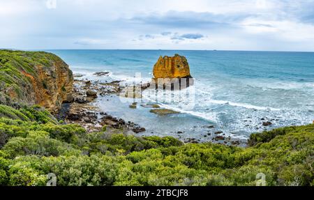 Eagle Rock, une tour calcaire reposant sur des roches volcaniques. Victoria, Australie. Banque D'Images