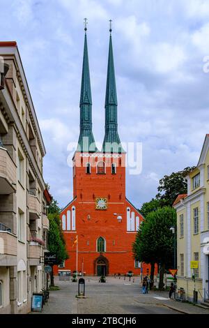 Innenstadtszene mit Blick zur Turmfassade des Doms zu Växjö, Smaland, Kronobergs län, Schweden. Banque D'Images