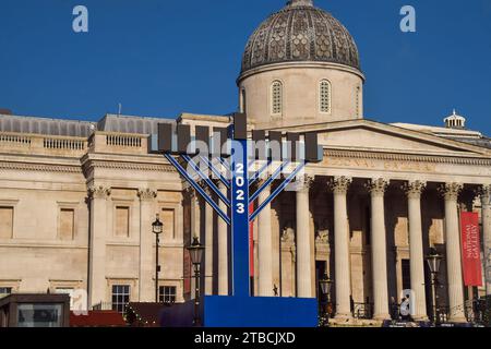 Londres, Royaume-Uni. 6 décembre 2023. La menorah géante de cette année, pour célébrer la fête juive Hanoukka, a été dévoilée à Trafalgar Square. Crédit : Vuk Valcic/Alamy Banque D'Images