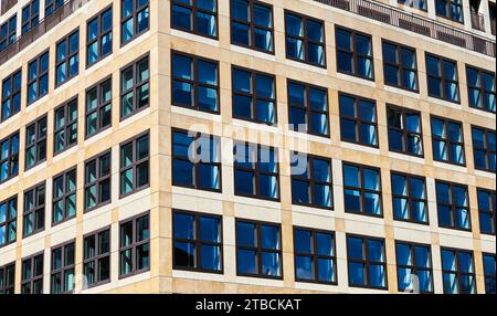 Modèle de fenêtres carrées, faites de carrés, sur un bâtiment moderne carré. La forme quadrangulaire de fenestra contemporaine ou de battant montrent des appartements modernes Banque D'Images