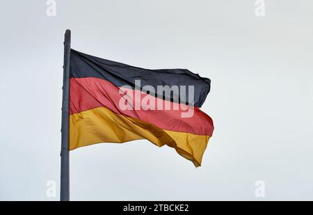 Gros plan d'un grand drapeau allemand flottant sur un poteau. Vue détaillée ou gros plan du drapeau allemand ou allemand volant Banque D'Images