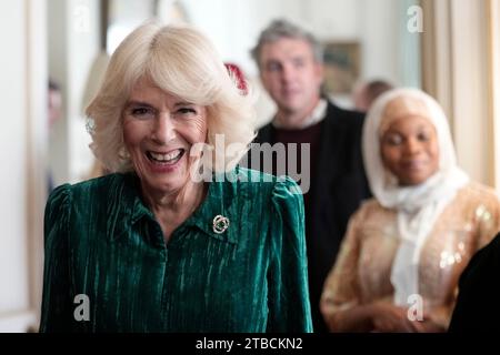 La reine Camilla, accompagnée d'enfants soutenus par Helen and Douglas House et la Marvellous Children's Charity de Roald Dahl, décorent le sapin de Noël de Clarence House à Londres. Date de la photo : mercredi 6 décembre 2023. Banque D'Images