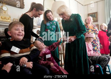 La reine Camilla, accompagnée d'enfants soutenus par Helen and Douglas House et la Marvellous Children's Charity de Roald Dahl, décorent le sapin de Noël de Clarence House à Londres. Date de la photo : mercredi 6 décembre 2023. Banque D'Images