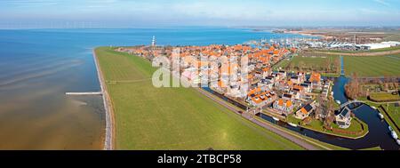 Panorama aérien depuis la ville historique Hindeloopen à l'Ijsselmeer aux pays-Bas Banque D'Images