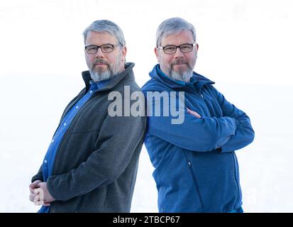 Deux frères jumeaux jumeaux générés par ordinateur sur 1 personne. 56 ans, en hiver avec de la neige en arrière-plan Banque D'Images