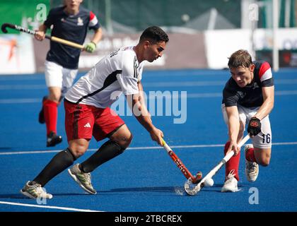 Kuala Lumpur, Malaisie. 05 décembre 2023. Ali Abdalla d'Égypte (à gauche) et Stab Rafael de France en action lors du match de la coupe du monde junior de Malaisie 2023 de la FIH entre la France et l'Égypte au Stade national de hockey Bukit Jalil. Score final ; France 3:1 Egypte. Crédit : SOPA Images Limited/Alamy Live News Banque D'Images