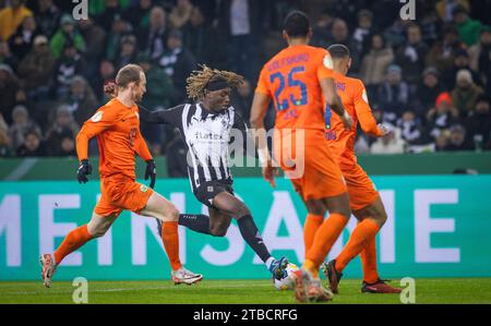 Moenchengladbach, Allemagne. 05 décembre 2023. Kouadio Kone (BMG), Maximilian Arnold (Wolfsburg) Borussia Mönchengladbach - VfL Wolfsburg 05.12.2023 COP Banque D'Images