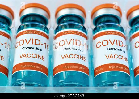 Flacons ROW contenant le vaccin covid-19 dans une boîte en plastique. Médecine et concept d'infection corona virus. Gros plan Banque D'Images