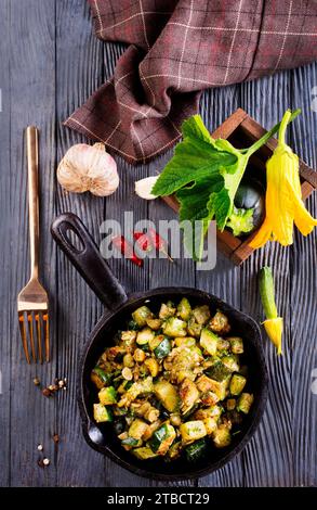 courgettes frites dans l'huile, avec du sel et de l'ail Banque D'Images