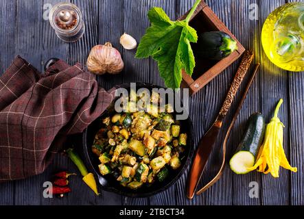 courgettes frites dans l'huile, avec du sel et de l'ail Banque D'Images