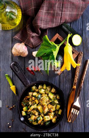 courgettes frites dans l'huile, avec du sel et de l'ail Banque D'Images