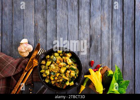 courgettes frites dans l'huile, avec du sel et de l'ail Banque D'Images