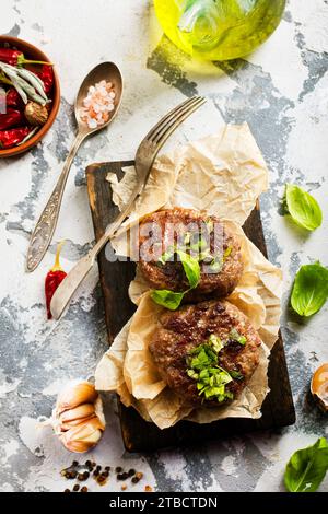Côtelettes de porc de viande hachée. Côtelettes sur papier artisanal Banque D'Images