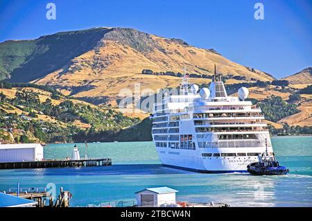 Silversea Silver Spirit bateau de croisière partant du port, Lyttelton, Lyttelton Harbour, Bank's Peninsula, Canterbury, île du Sud, Nouvelle-Zélande Banque D'Images