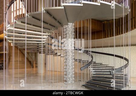 Taksim, Istanbul - Turquie novembre 15 2023 : nouvel intérieur du bâtiment du Centre culturel Ataturk (AKM). Escalier en colimaçon en acier Banque D'Images