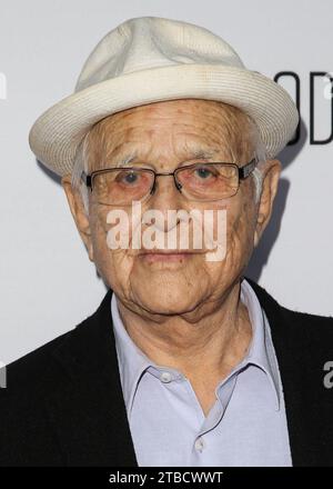 Hollywood, États-Unis. 06 décembre 2023. (FILE) Norman Lear est mort à 101 ans. Le publiciste de Lear a confirmé à Variety qu'il est mort à son domicile de Los Angeles de causes naturelles le mardi 5 décembre 2023. HOLLYWOOD, LOS ANGELES, CALIFORNIE, États-Unis - AVRIL 15 : le scénariste et producteur américain Norman Lear arrive à la première de Los Angeles de RADIUS 'Adult Beginnerss' qui s'est tenue au ArcLight Cinemas Hollywood le 15 avril 2015 à Hollywood, Los Angeles, Californie, États-Unis. ( Crédit : image Press Agency/Alamy Live News Banque D'Images