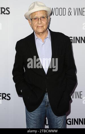 Hollywood, États-Unis. 06 décembre 2023. (FILE) Norman Lear est mort à 101 ans. Le publiciste de Lear a confirmé à Variety qu'il est mort à son domicile de Los Angeles de causes naturelles le mardi 5 décembre 2023. HOLLYWOOD, LOS ANGELES, CALIFORNIE, États-Unis - AVRIL 15 : le scénariste et producteur américain Norman Lear arrive à la première de Los Angeles de RADIUS 'Adult Beginnerss' qui s'est tenue au ArcLight Cinemas Hollywood le 15 avril 2015 à Hollywood, Los Angeles, Californie, États-Unis. ( Crédit : image Press Agency/Alamy Live News Banque D'Images