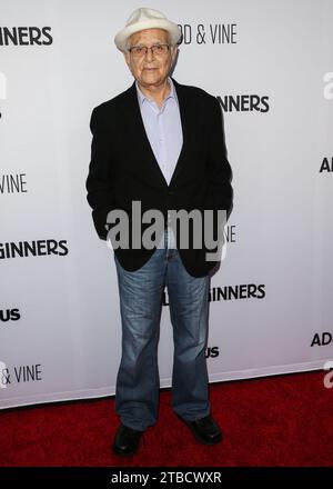 Hollywood, États-Unis. 06 décembre 2023. (FILE) Norman Lear est mort à 101 ans. Le publiciste de Lear a confirmé à Variety qu'il est mort à son domicile de Los Angeles de causes naturelles le mardi 5 décembre 2023. HOLLYWOOD, LOS ANGELES, CALIFORNIE, États-Unis - AVRIL 15 : le scénariste et producteur américain Norman Lear arrive à la première de Los Angeles de RADIUS 'Adult Beginnerss' qui s'est tenue au ArcLight Cinemas Hollywood le 15 avril 2015 à Hollywood, Los Angeles, Californie, États-Unis. ( Crédit : image Press Agency/Alamy Live News Banque D'Images