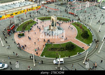 Taksim Istanbul Turquie - novembre 15 2023 : vue aérienne du centre-ville d'Istanbul, de la place Taksim et du monument Repuplic. Destination touristique populaire Banque D'Images