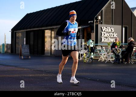 Kevin Sinfield lors de la sixième journée du défi 7 en 7 en 7 à Brighton et Hove. Depuis le début de sa quête ultra-marathon en 2020, le jeune homme de 43 ans a recueilli plus de 8 millions de livres sterling pour aider à financer la recherche et aider les personnes atteintes de la maladie, et il a promis de continuer à entreprendre sa quête marathon jusqu'à ce qu'un remède puisse être trouvé. Date de la photo : mercredi 6 décembre 2023. Banque D'Images