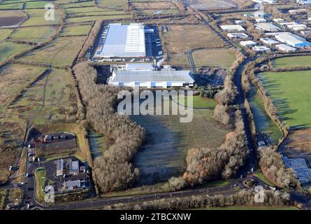 Vue aérienne du centre de distribution Lidl et du bâtiment du fabricant d'électronique II-VI à Newton Aycliffe, County Durham Banque D'Images