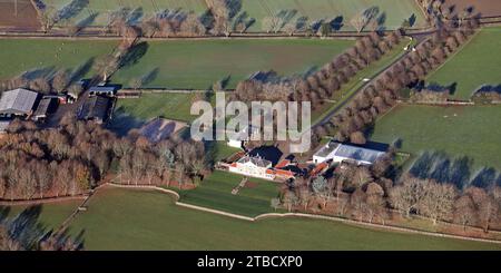 Vue aérienne d'une belle maison de campagne au sud du village de Mickley et à l'ouest de Lightwater Valley dans le North Yorkshire Banque D'Images