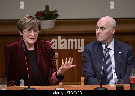 Stockholm, Suède. 06 décembre 2023. STOCKHOLM, SUÈDE 20231206Cette année, Katalin Karikó et Drew Weissman, lauréats du Prix de médecine, lors d’une réunion de presse mercredi avec l’Assemblée Nobel à l’Institut Karolinska. Photo : Anders Wiklund/TT/Code 10040 crédit : TT News Agency/Alamy Live News Banque D'Images