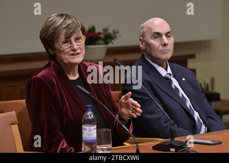 Stockholm, Suède. 06 décembre 2023. STOCKHOLM, SUÈDE 20231206Cette année, Katalin Karikó et Drew Weissman, lauréats du Prix de médecine, lors d’une réunion de presse mercredi avec l’Assemblée Nobel à l’Institut Karolinska. Photo : Anders Wiklund/TT/Code 10040 crédit : TT News Agency/Alamy Live News Banque D'Images