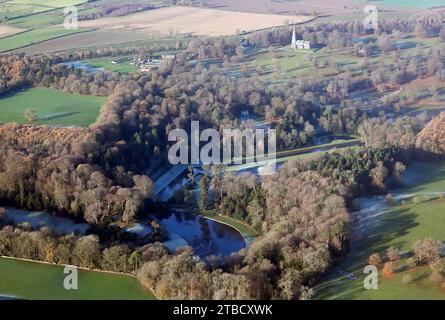 Vue aérienne du Studley Royal Park de l'est regardant à travers la rivière Skell vers Aldfield St Lawrence Church au loin, North Yorkshire Banque D'Images