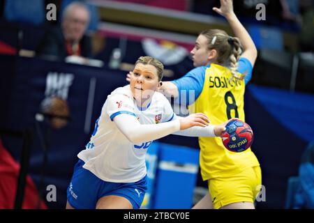 Frederikshavn, Danemark. 06 décembre 2023. Anna Frankova de République tchèque passe Karina Soskyda d'Ukraine lors du match du Championnat du monde de handball féminin de l'IHF entre l'Ukraine et la République tchèque dans le main Round 4 à Arena Nord à Frederikshavn, Danemark le mercredi 6 décembre 2023 crédit : Ritzau/Alamy Live News Banque D'Images