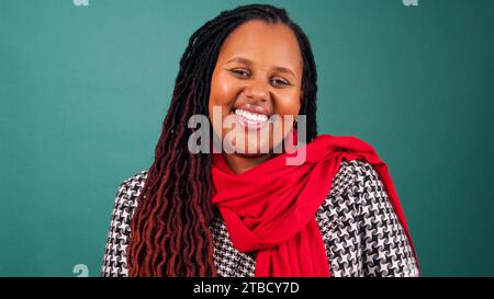 Portrait d'une jeune femme souriant avec une vidéo studio habillée de couleurs de Noël Banque D'Images