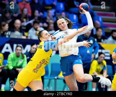 Frederikshavn, Danemark. 06 décembre 2023. Marketa Sustackova de République tchèque et Tamara Smbatian d'Ukraine lors du match du Championnat du monde de handball féminin de l'IHF entre l'Ukraine et la République tchèque dans le main Round 4 à Arena Nord à Frederikshavn, Danemark le mercredi 6 décembre 2023 crédit : Ritzau/Alamy Live News Banque D'Images