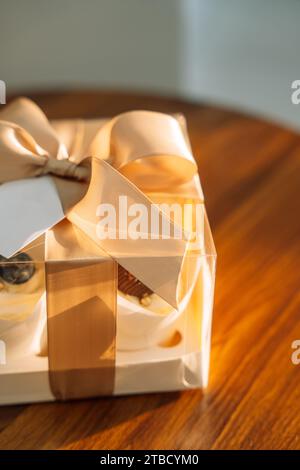 Délicieux cupcakes dans une boîte décorée de chocolat en forme de décorations de sapin de Noël Banque D'Images