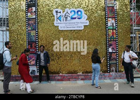 Kolkata, Inde. 06 décembre 2023. Les stars de Bollywood Salman Khan et Sonakshi Sinha assistent à l'inauguration du 29e Festival international du film de Kolkata à Kolkata, en Inde, le 5 décembre 2023. (Photo de Debajyoti Chakraborty/NurPhoto)0 crédit : NurPhoto SRL/Alamy Live News Banque D'Images